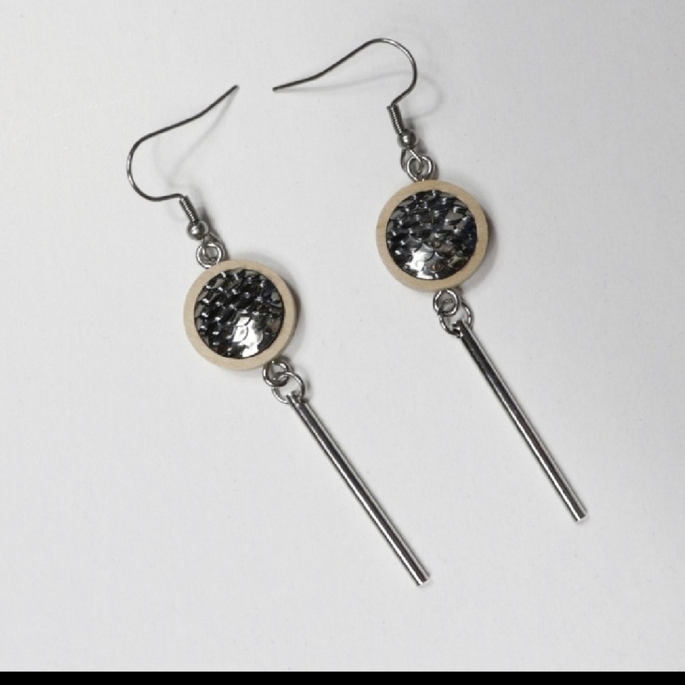 Handmade earrings on wood base scales design